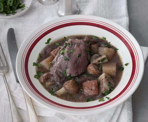 Pollo con funghi al vino rosso