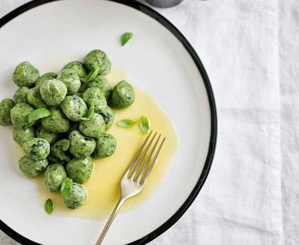 Gnocchi de ricota e espinafres com molho de manteiga