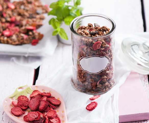 Jahodová granola s mátou Jahodová granola s mátou
