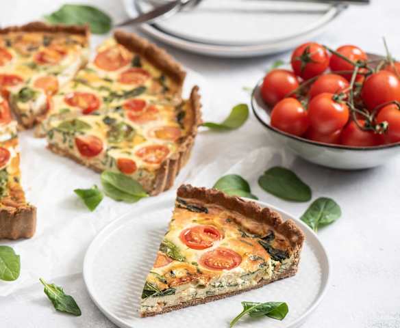 Pełnoziarnista tarta z łososiem, szpinakiem i pomidorkami