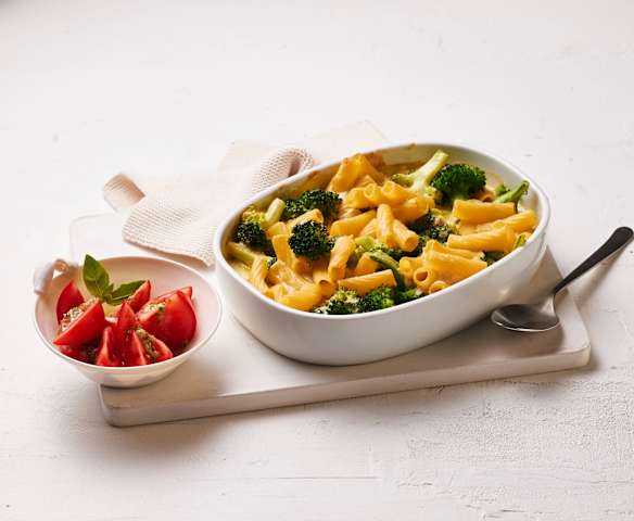 Nudel-Brokkoli-Auflauf mit Tomatensalat