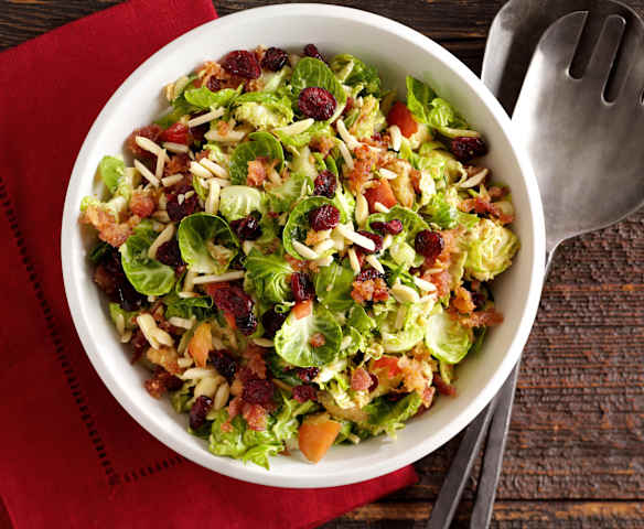 Kohlsprossen-Salat mit Mandeln und Cranberrys