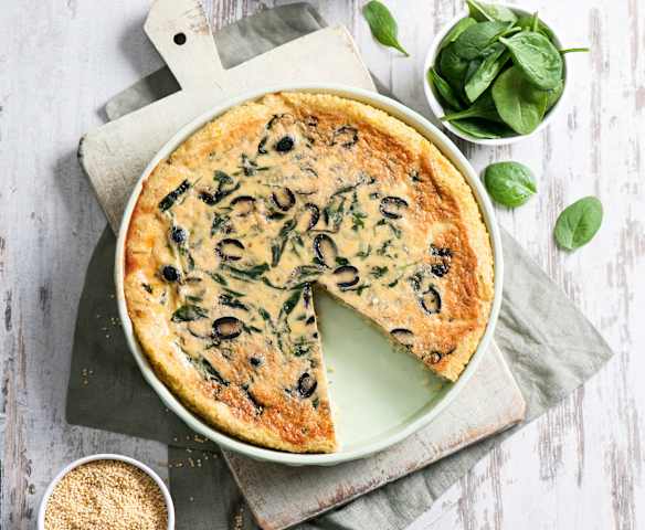 Jaglany quiche ze szpinakiem i oliwkami