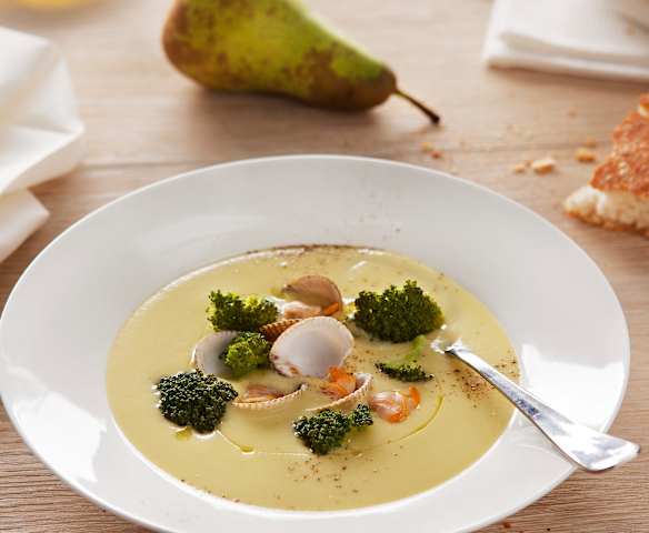 Brócoli al vapor sobre crema de puerros al aroma de berberechos
