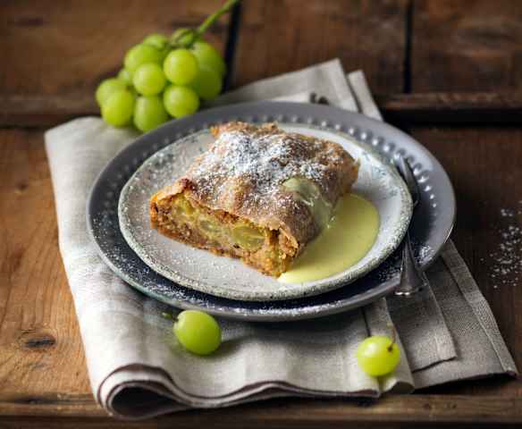 Traubenstrudel mit Weinsauce (vegan)