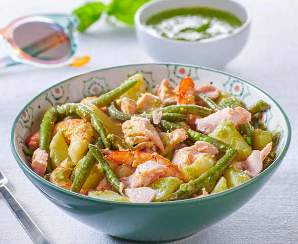 Insalata di salmone e gamberi rossi con pesto di basilico Insalata di salmone e gamberi rossi con pesto di basilico