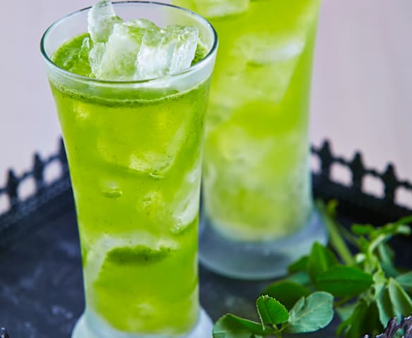 Agua de alfalfa, lechuga y limón