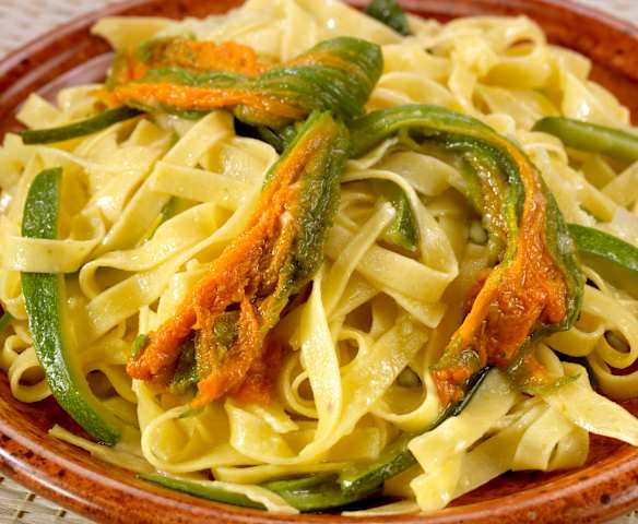 Frische Nudeln mit Zucchini-Blüten