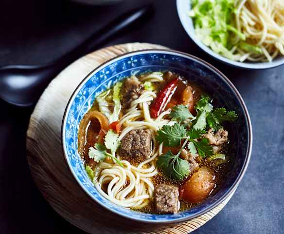 Rindfleischsuppe mit Nudeln (红烧牛肉面) Rindfleischsuppe mit Nudeln (红烧牛肉面)