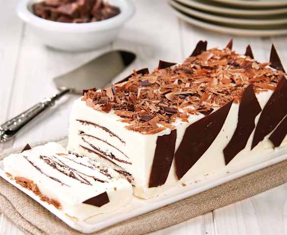 Semifreddo alla panna con lamine di cioccolato