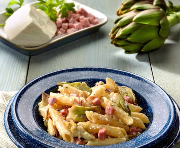 Macarrones con alcachofas, jamón y ricota salada