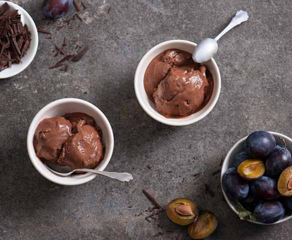 Lody czekoladowe z pieczonymi śliwkami Lody czekoladowe z pieczonymi śliwkami