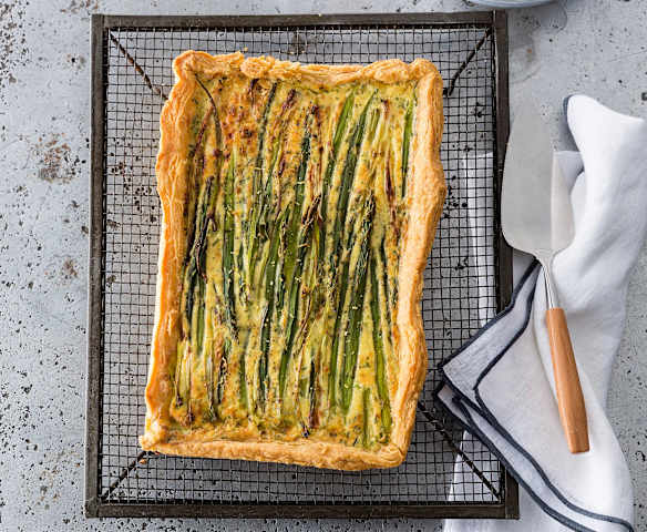 Asparagus tart with sour cream pastry