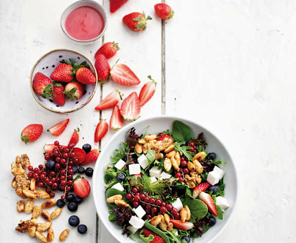 Salada de espinafres e frutos do bosque com vinagreta de framboesa