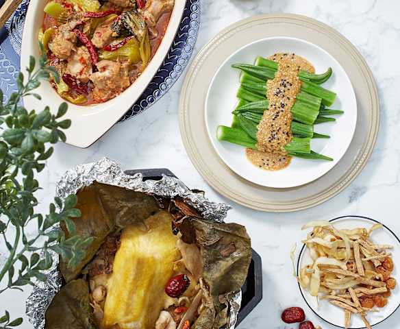 Sawi dengan Kaki Babi, Ayam Rempah dan Okra dengan Saus Wijen Sawi dengan Kaki Babi, Ayam Rempah dan Okra dengan Saus Wijen