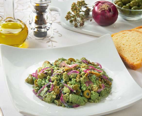 Uova strapazzate con cipolle e olive