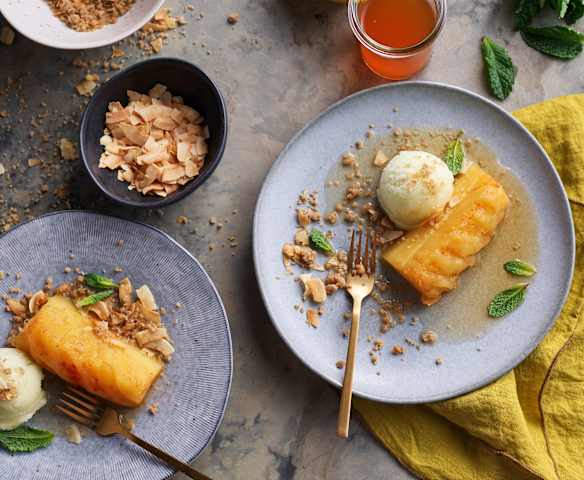 Ananas in salsa piccante a Cottura Lenta con cocco tostato Ananas in salsa piccante a Cottura Lenta con cocco tostato