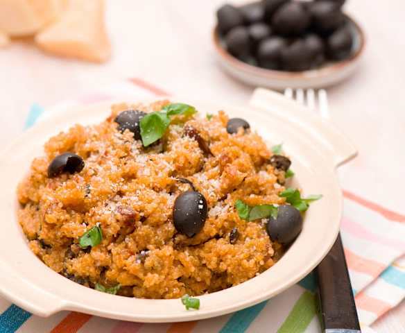 Sałatka z quinoa z chrupiącymi warzywami