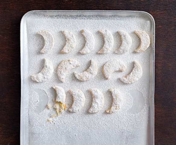 Kourabiedes (Greek moon biscuits)