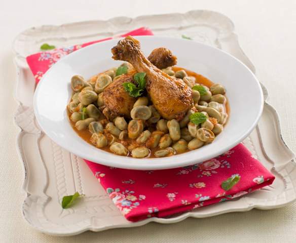 Pernas de frango com favas e molho de tomate