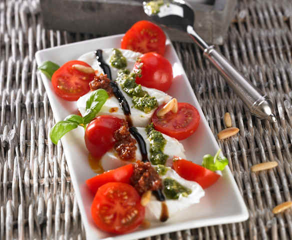 Büffelmozzarella mit Cherry-Tomaten und zwei Pesti