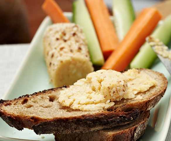 Gruyère-Butter mit Haselnüssen