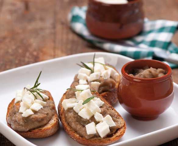 Crostini z kremem z bakłażana i mozzarellą