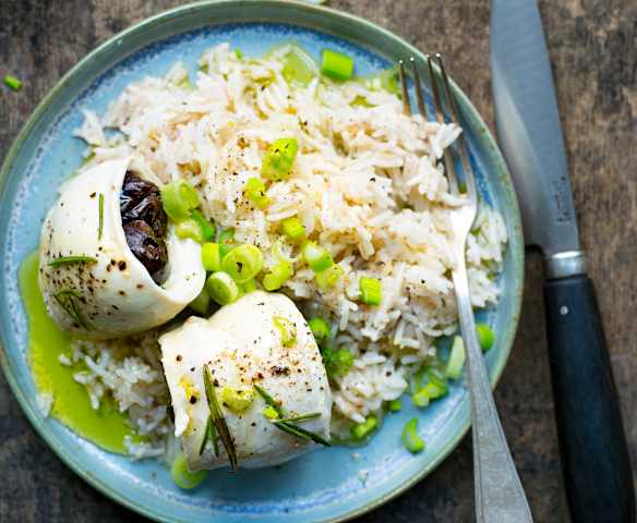 Poulet et pruneaux roulés, riz aux oignons