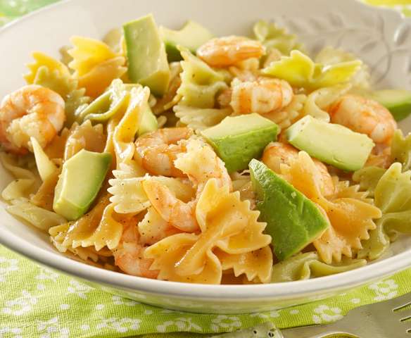 Sałatka makaronowa z krewetkami i awokado