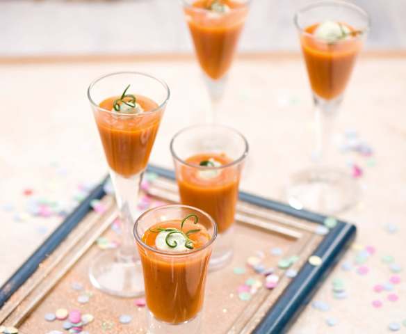 Krem z pomidorów z bazyliową śmietanką