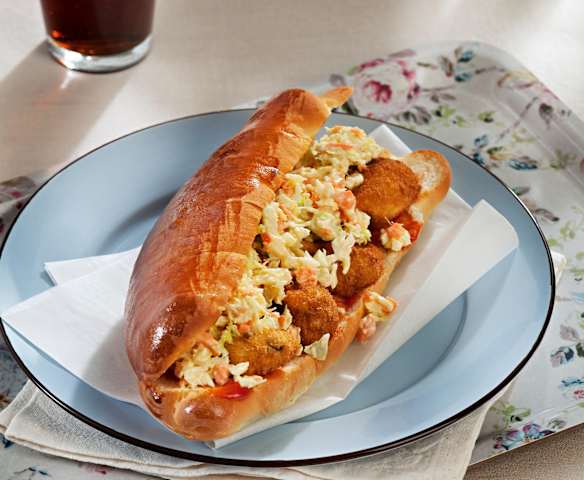 Bocadillo de ostras fritas y ensalada fresca de repollo