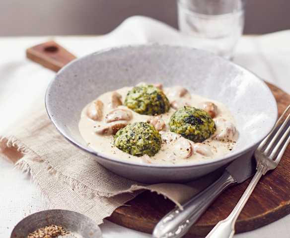Mini-Spinatknödel in Pilzsauce