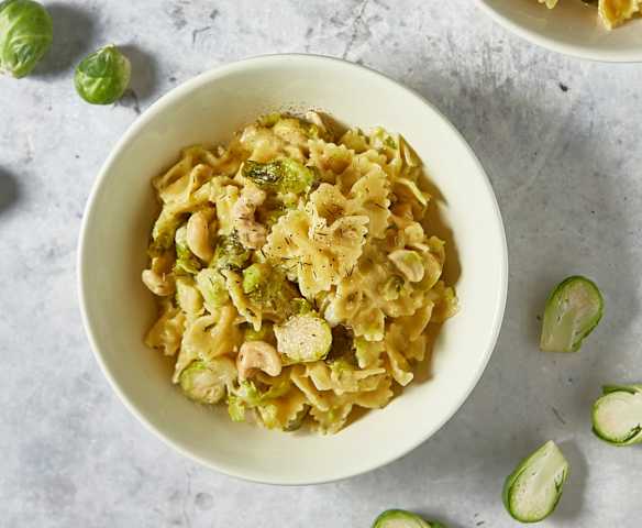 Farfalle con crema di cavoletti di Bruxelles e anacardi
