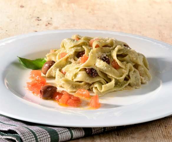Basilikum-Tagliatelle mit Oliven-Tomaten-Sauce