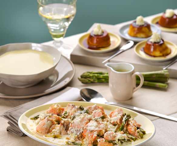 Menú: Vichyssoise. Salmón con espárragos verdes y salsa de queso manchego. Quesillo de yogur