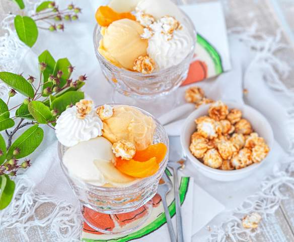 Coupe glacée aux pêches et aux abricots