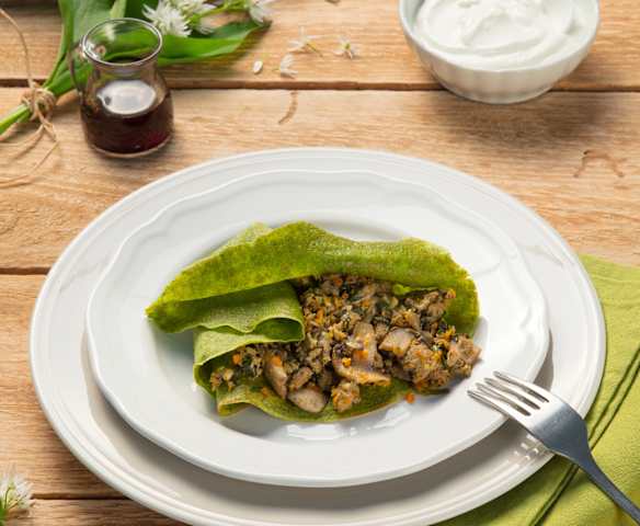 Bärlauchpalatschinken mit Lammhaschee und Sauerrahmdip