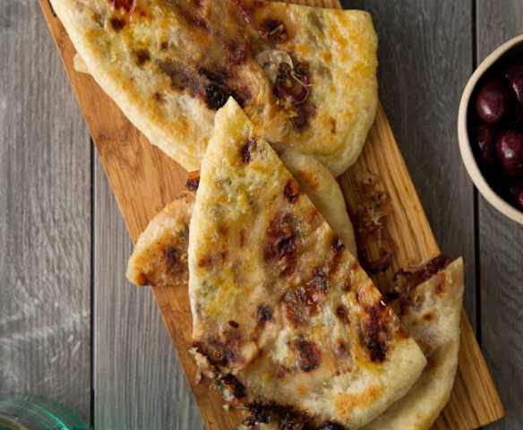Fladenbrot mit Ziegenkäse und karamellisierten Zwiebeln