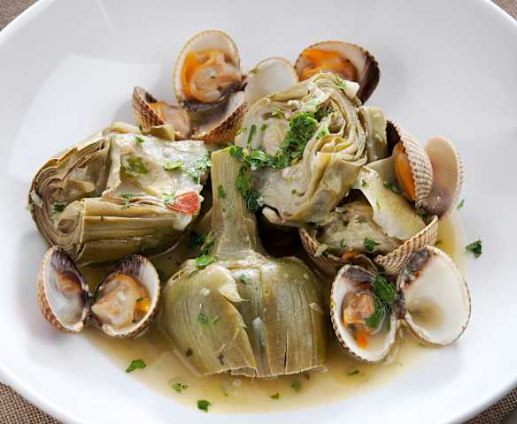 Alcachofas en salsa verde con berberechos