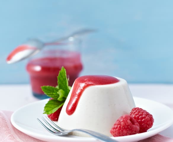 Panna cotta agli anacardi con salsa ai lamponi (vegan)