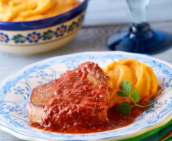 Filete de res en salsa de chile morita