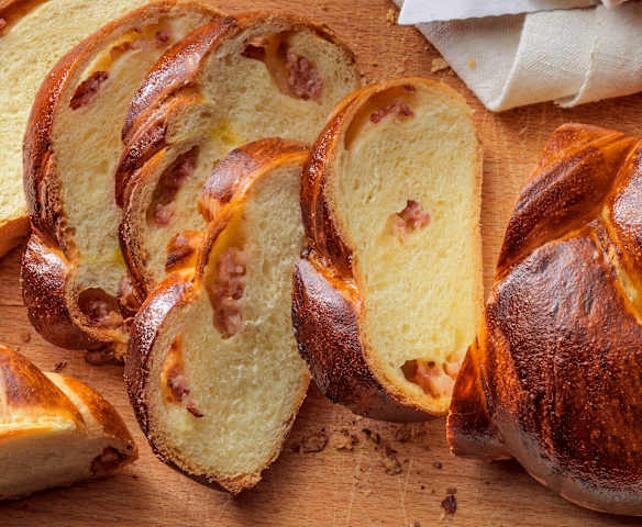 Treccia di pan brioche ripiena