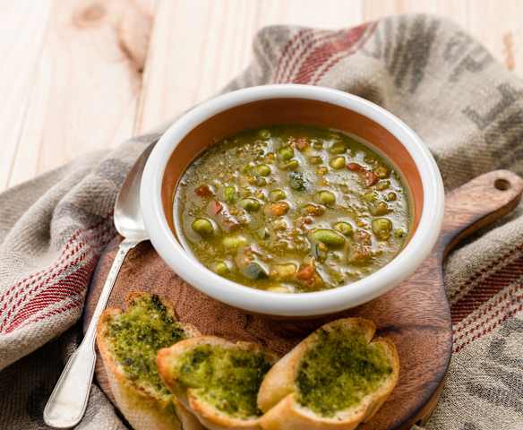 Sopa de legumes com pesto Sopa de legumes com pesto