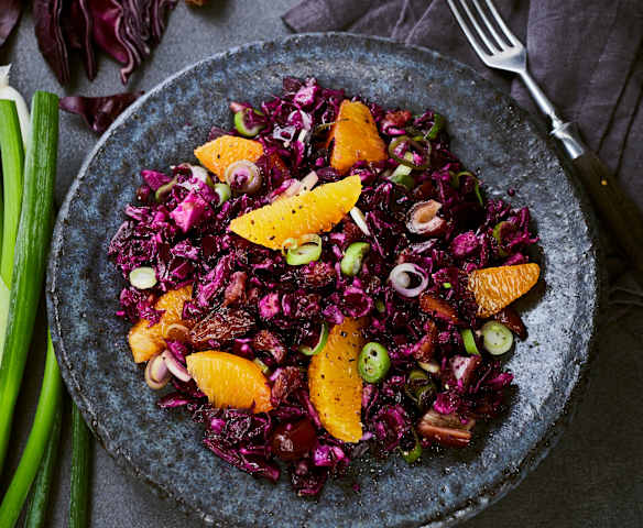 Orangen-Rotkohl-Salat mit Datteln