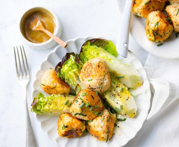 Boulettes de crabe et sucrine en salade
