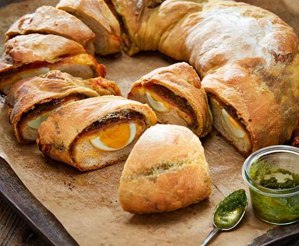 Brotkranz mit Pesto, Eiern und Schinken