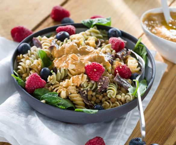 Ensalada de pasta integral con lentejas y frutos rojos