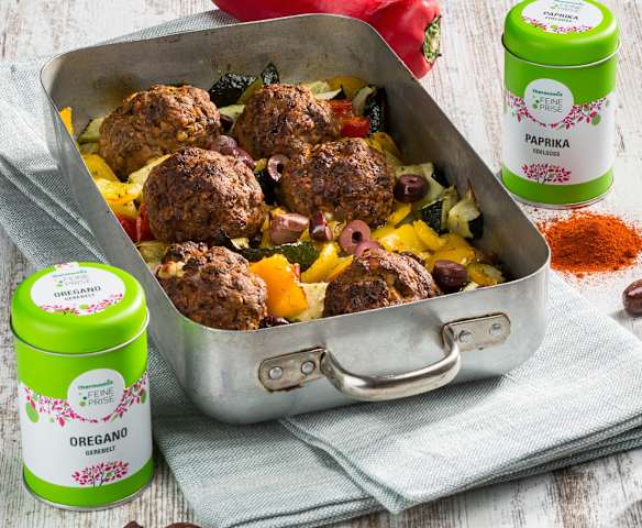 Bifteki mit Zucchini-Paprika-Gemüse und Oregano