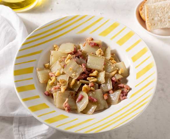 Pencas de acelga con beicon y nueces