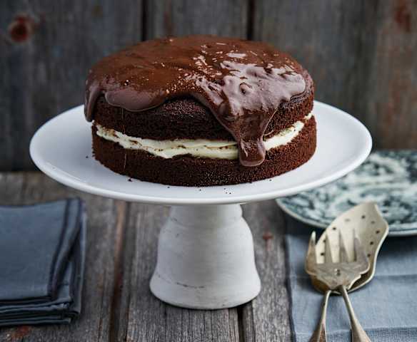 Bolo de chocolate com chantilly e mousse